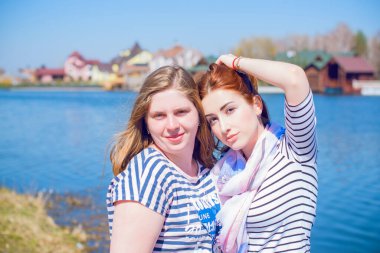 Yaşam kavramı artı boyutta kadınlar, yürüyüşe çıkmış genç bayanlar, XI kadınları, gençler arasında aşırı kilolu, kız arkadaşları