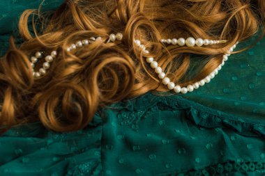 Peruklar, doğal ve sentetik saçlar. Kadın güzellik konsepti. Peruk fotoğrafı, bayanlar için saç.