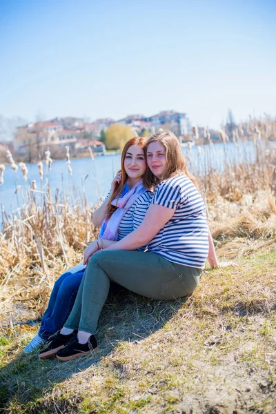 Lebenskonzept Größenfrauen Spazierende Junge Damen Frauen Übergewicht Unter Jungen Leuten — Stockfoto