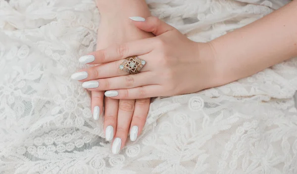 素敵なアイデア かなり結婚式の爪 結婚式ホワイトパールマニキュア 美しさの詳細 — ストック写真