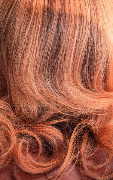 天然的和合成的头发 女人的美的概念 假发的近照 女士的头发 — 图库照片