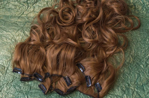 Perücken Natürliche Und Synthetische Haare Das Schönheitskonzept Der Frauen Nahaufnahme — Stockfoto