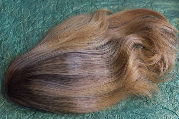 天然的和合成的头发 女人的美的概念 假发的近照 女士的头发 — 图库照片