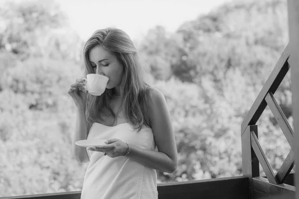 Evde Güzel Bir Sabah Bir Fincan Kahveli Bir Kız Modern — Stok fotoğraf
