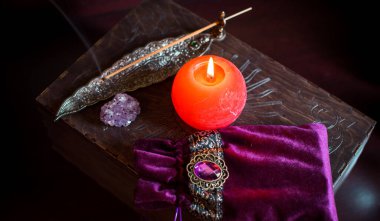 Falcı, masadaki cadı şeyleri, mumlar ve falcı nesneler. Kehanet, astroloji ve ezoterizm kavramı.
