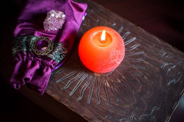Falcı, masadaki cadı şeyleri, mumlar ve falcı nesneler. Kehanet, astroloji ve ezoterizm kavramı.