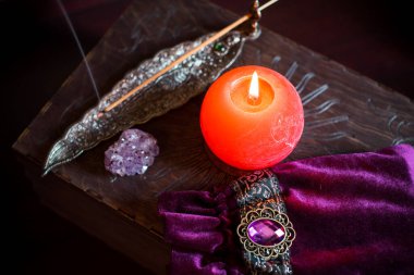 Falcı, masadaki cadı şeyleri, mumlar ve falcı nesneler. Kehanet, astroloji ve ezoterizm kavramı.