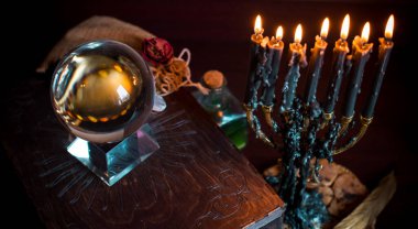 Falcı, masadaki cadı şeyleri, mumlar ve falcı nesneler. Kehanet, astroloji ve ezoterizm kavramı.
