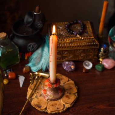 Falcı, masadaki cadı şeyleri, mumlar ve falcı nesneler. Kehanet, astroloji ve ezoterizm kavramı.