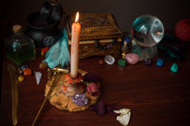 Falcı, masadaki cadı şeyleri, mumlar ve falcı nesneler. Kehanet, astroloji ve ezoterizm kavramı.