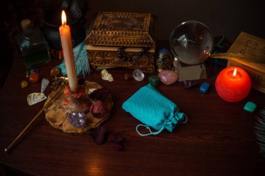 Falcı, masadaki cadı şeyleri, mumlar ve falcı nesneler. Kehanet, astroloji ve ezoterizm kavramı.