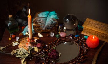 Falcı, masadaki cadı şeyleri, mumlar ve falcı nesneler. Kehanet, astroloji ve ezoterizm kavramı.