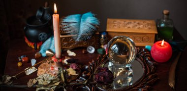 Falcı, masadaki cadı şeyleri, mumlar ve falcı nesneler. Kehanet, astroloji ve ezoterizm kavramı.