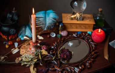 Falcı, masadaki cadı şeyleri, mumlar ve falcı nesneler. Kehanet, astroloji ve ezoterizm kavramı.