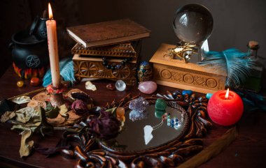 Falcı, masadaki cadı şeyleri, mumlar ve falcı nesneler. Kehanet, astroloji ve ezoterizm kavramı.