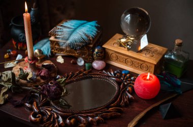 Falcı, masadaki cadı şeyleri, mumlar ve falcı nesneler. Kehanet, astroloji ve ezoterizm kavramı.