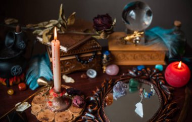 Falcı, masadaki cadı şeyleri, mumlar ve falcı nesneler. Kehanet, astroloji ve ezoterizm kavramı.