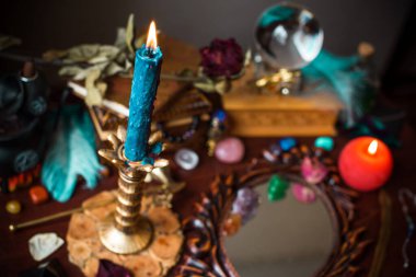 Falcı, masadaki cadı şeyleri, mumlar ve falcı nesneler. Kehanet, astroloji ve ezoterizm kavramı.