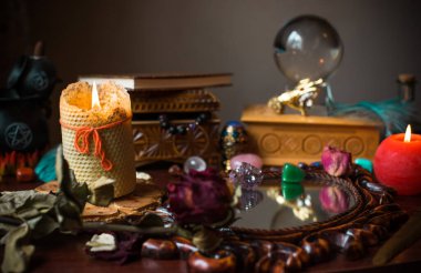 Falcı, masadaki cadı şeyleri, mumlar ve falcı nesneler. Kehanet, astroloji ve ezoterizm kavramı.
