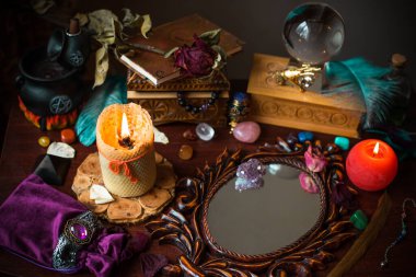 Falcı, masadaki cadı şeyleri, mumlar ve falcı nesneler. Kehanet, astroloji ve ezoterizm kavramı.