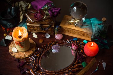 Falcı, masadaki cadı şeyleri, mumlar ve falcı nesneler. Kehanet, astroloji ve ezoterizm kavramı.