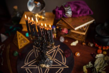 Falcı, masadaki cadı şeyleri, mumlar ve falcı nesneler. Kehanet, astroloji ve ezoterizm kavramı.