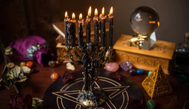 Falcı, masadaki cadı şeyleri, mumlar ve falcı nesneler. Kehanet, astroloji ve ezoterizm kavramı.