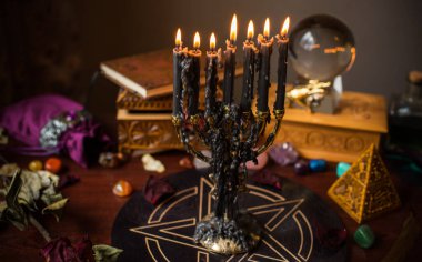 Falcı, masadaki cadı şeyleri, mumlar ve falcı nesneler. Kehanet, astroloji ve ezoterizm kavramı.