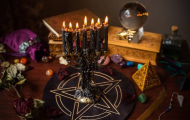 Falcı, masadaki cadı şeyleri, mumlar ve falcı nesneler. Kehanet, astroloji ve ezoterizm kavramı.