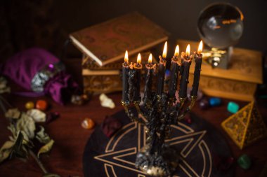 Falcı, masadaki cadı şeyleri, mumlar ve falcı nesneler. Kehanet, astroloji ve ezoterizm kavramı.