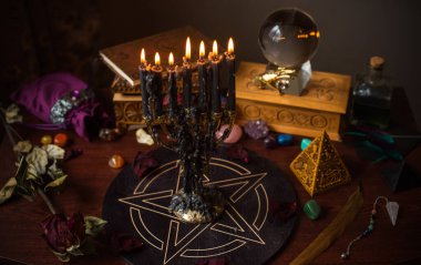 Falcı, masadaki cadı şeyleri, mumlar ve falcı nesneler. Kehanet, astroloji ve ezoterizm kavramı.