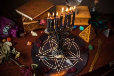 Falcı, masadaki cadı şeyleri, mumlar ve falcı nesneler. Kehanet, astroloji ve ezoterizm kavramı.