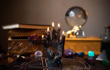 Falcı, masadaki cadı şeyleri, mumlar ve falcı nesneler. Kehanet, astroloji ve ezoterizm kavramı.