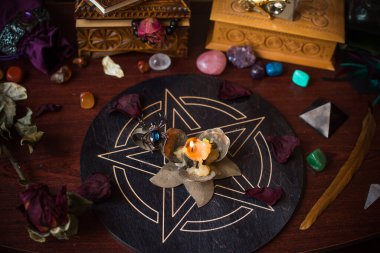 Falcı, masadaki cadı şeyleri, mumlar ve falcı nesneler. Kehanet, astroloji ve ezoterizm kavramı.