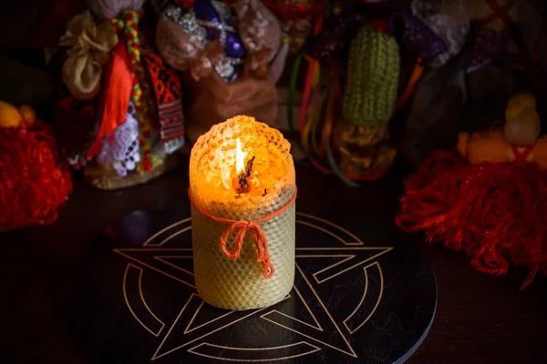 Una Adivina Cosas Brujas Una Mesa Velas Objetos Adivinos Concepto — Foto de Stock