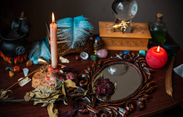 Предсказательница, ведьма на столе, свечи и гадалки. Концепция гадания, астрологии и эзотерики