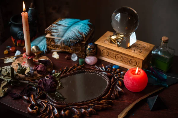 Falcı, masadaki cadı şeyleri, mumlar ve falcı nesneler. Kehanet, astroloji ve ezoterizm kavramı.