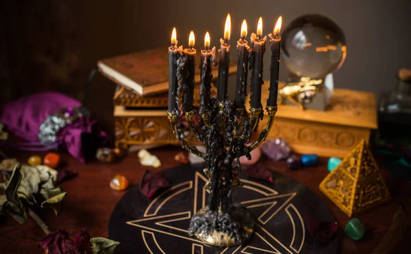 Eine Wahrsagerin Hexensachen Auf Einem Tisch Kerzen Und Wahrsagerobjekte Das — Stockfoto