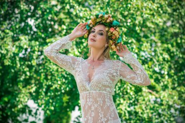 Uzun, beyaz dantelli bir elbise ve çelenk giymiş muhteşem bir göl perisi. Sanatsal fotoğrafçılık, gizemli sahne. Avrupalı cadı. Peri masalı