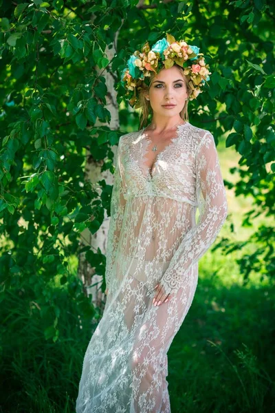 Fabulous Lake Nymph Long White Lace Dress Wreath Artistic Photography — Stock Photo, Image