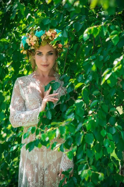 Una Favolosa Ninfa Del Lago Abito Lungo Pizzo Bianco Ghirlanda — Foto Stock