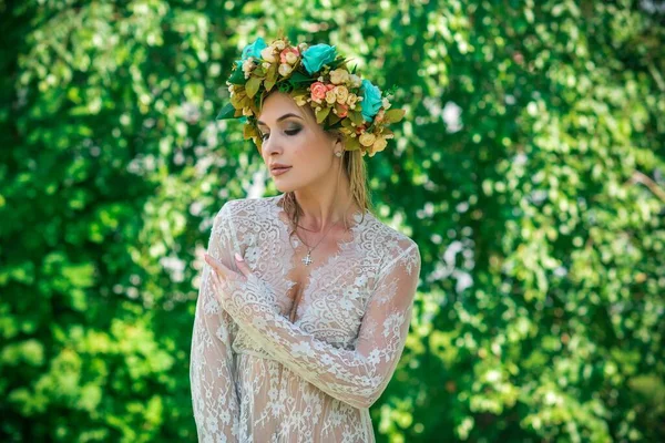 Una Fabulosa Ninfa Del Lago Vestido Largo Encaje Blanco Corona — Foto de Stock