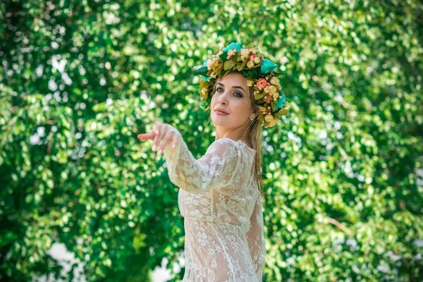 Bajeczna Nimfa Jeziorna Długiej Białej Koronkowej Sukience Wieńcu Fotografia Artystyczna — Zdjęcie stockowe
