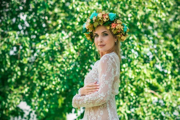 Bajeczna Nimfa Jeziorna Długiej Białej Koronkowej Sukience Wieńcu Fotografia Artystyczna — Zdjęcie stockowe