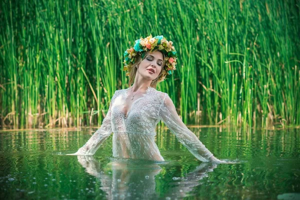 Une Fabuleuse Nymphe Lac Longue Robe Dentelle Blanche Couronne Photographie — Photo