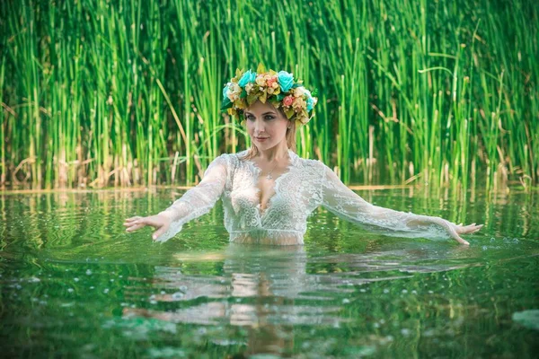 一个迷人的湖仙女穿着白色花边长裙头戴花环艺术摄影 神秘的场景 欧洲女巫 童话故事 — 图库照片