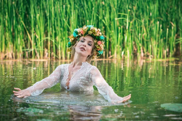 長い白いレースのドレスと花輪で素晴らしい 湖ニンフ 芸術写真 神秘的なシーン ヨーロッパの魔女 おとぎ話 — ストック写真