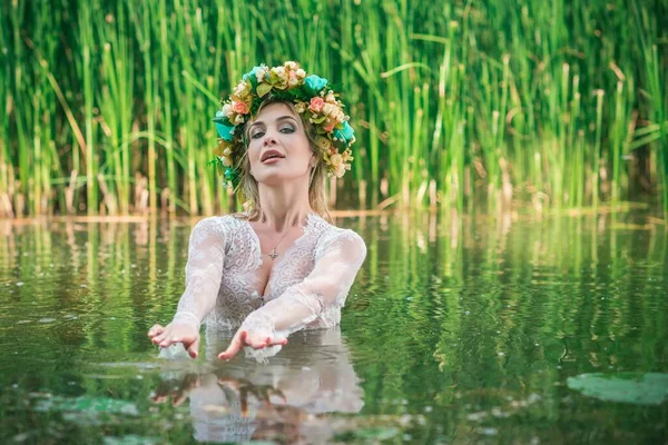 Une Fabuleuse Nymphe Lac Longue Robe Dentelle Blanche Couronne Photographie — Photo