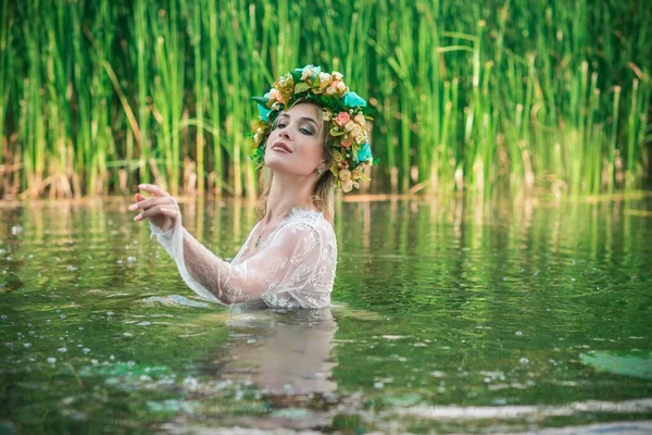 Una Favolosa Ninfa Del Lago Abito Lungo Pizzo Bianco Ghirlanda — Foto Stock