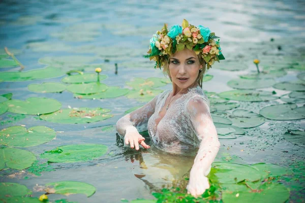 Una Favolosa Ninfa Del Lago Abito Lungo Pizzo Bianco Ghirlanda — Foto Stock